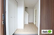 明るい内装材を採用した玄関収納です♪