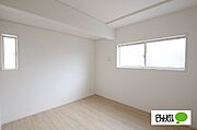 明るい床材を採用した洋室♪各居室収納付きです！