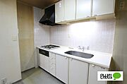 白を基調とした収納豊富なシステムキッチン