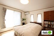 窓から光が入り、ゆったり使える主寝室