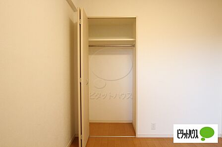 折戸の採用で開口部分が広く取り出しも便利なクローゼット