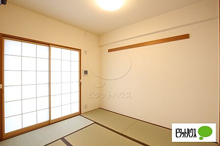 リビングに隣接、客間としても便利な和室