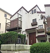 集合住宅ですが、戸建て感覚の2階建お庭付き物件！駐車場も敷地内にございます♪