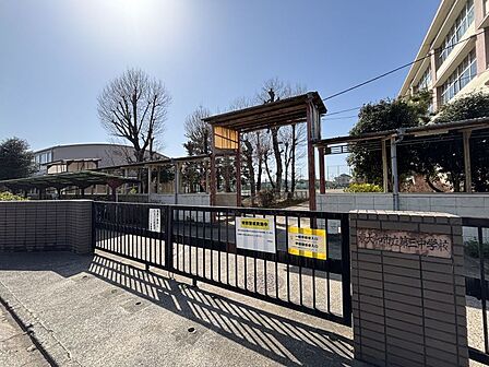 第三中学校まで 1055m 徒歩約14分●「心身ともに健康で調和のとれた生徒の育成」を目指し、「人間尊重の精神」を基盤としています。