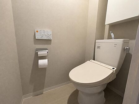 落ち着いたグレートーンでまとめたトイレ空間!シンプルながらも上質感のあるデザインです!