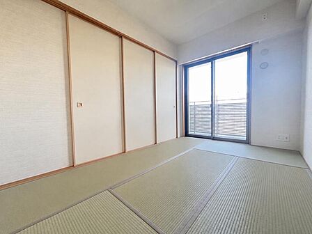 リビング横には約6帖の和室!子ども部屋、くつろぎの部屋、家事スペースなど多目的に使えて便利です♪