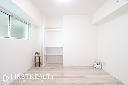陽の光が差し込む明るい住戸です。