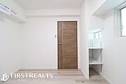 使い勝手の良いクローゼットを設置。衣類や小物をすっきり収納でき、室内を広く使える設計です。