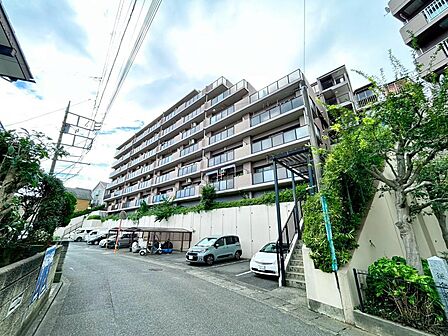 シックな外観が魅力的な外観です。飽きのこないデザインは人目を惹きつけつつも閑静な街並みに良く馴染みます♪教育施設や商業施設も充実しているこの町で新生活を始めませんか?是非当社にお任せください。