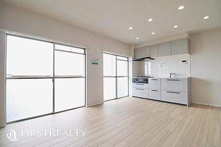 ナチュラルな木目と上品な色合いが魅力的な居住スペースは、住む人の心を自然とおだやかにします。
