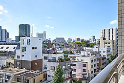 バルコニーからは渋谷・表参道方面の都心の景色と広い空が臨めます。