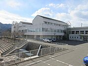 上野原西小学校まで1500ｍです。