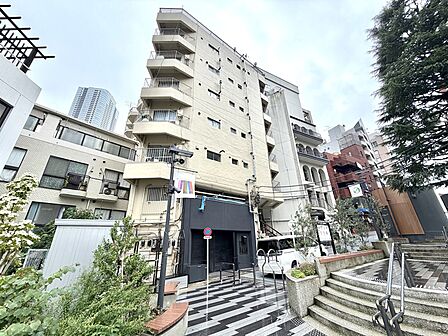 都会的な街並みに調和する外観