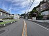 その他：前面道路。幅広で見通しもよく安心感のある住宅街です。