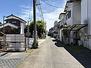 澄み渡る青空に包まれた、見通しの良いフラットな前面道路。周辺は静かな住宅街で視界も開けているため、お車での外出もスムーズにこなせます。開放感のあるこの道を通るたび、清々しい気分になれそうですね。