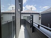 空が広がる開放的なバルコニーで、毎日の洗濯物も心地よく干せます。陽当たりが良く、シーツなどの大きな洗濯物もパリッと乾きそう。風通しも良いので、忙しい家事の時間も快適に過ごせる空間です