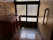 木目調のドアが、住まいの顔として上質な雰囲気を演出します。玄関先はゆとりあるスペースが保たれ、ベビーカーの出し入れやゲストの迎え入れもスムーズ。家族を優しく包み込むような、温かみのある玄関ですね。