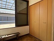 大型のクローゼットが備わった、趣味や仕事に集中できる静かな納戸スペース。窓からは明るい光が差し込み、コンパクトながらも心地よい空気感が漂います。ライフスタイルに合わせて、自由な発想で活用できそうです。