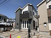 建物の前面にしっかり確保されたカースペースの基礎部分。見通しの良い直線道路に面しているため車の出し入れや前後の動きが確認しやすく、週末のお買い物やご家族でのドライブも軽やかにスタートできます。