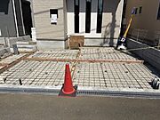 並列で2台スムーズに駐車できるゆとりあるカースペース。前面道路との段差が少なく見通しも良いため、ミニバンなどの大きめのファミリーカーでも、毎朝の通勤や週末のお出かけ時に落ち着いて出し入れできます。