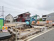 閑静な住宅街に位置する、日当たりの良い建築予定地です。今は工事中ですが、これから家族の夢が詰まった住まいが誕生します。日々の暮らしを穏やかに育んでいけそうな、落ち着いた雰囲気のエリアです。