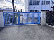 小平市立第6中学校地域に根付いた中学校で、卒業制作として壁に一区ずつ描かれており学生からも愛されています。 1460m