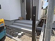 敷地内にしっかりと確保された駐車スペースです。建物横に広がるゆとりのある配置のため、車を停めた後も玄関までスムーズに移動でき、小さなお子様と一緒の買い物帰りでも落ち着いて荷物の積み下ろしが行えます。