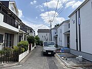 落ち着いた住宅街に位置する、空が広く感じられる見通しの良い前面道路です。周囲は整然とした街並みが広がり、日々の帰宅時にもほっと心が和むような、穏やかな空気感に包まれています。