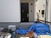 深みのある玄関ドアが外観のアクセントになっています。雨の日でもポーチでひと呼吸つける動線が確保されており、毎日家族を送り出したり帰宅したりする時間が、自然と心落ち着くものになりそうです。
