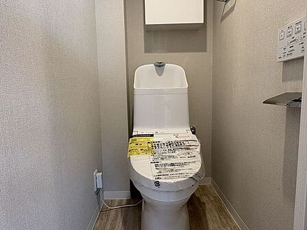 飽きのこないナチュラルな色合いで統一された、心地よいトイレです。壁面や床のトーンが穏やかで、清潔に保ちやすい設計が魅力。心までリラックスできるような、やわらかな印象の住まいの一部となっています。