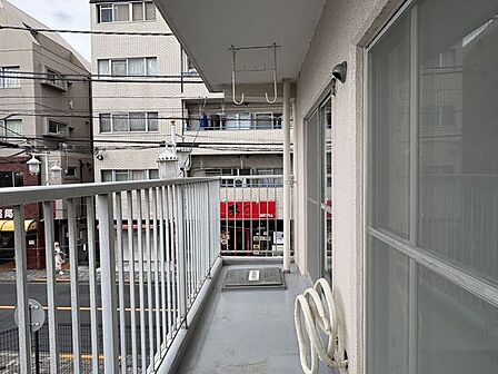 風通しの良い、開放感のあるバルコニーです。洗濯物を干す際も心地よい風を感じられ、毎日の家事もスムーズ。通りに面しており、街の賑わいを程よく感じながら日々の暮らしを軽やかに楽しめそうですね