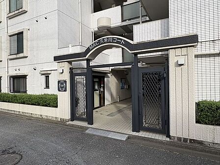 周囲の環境を活かした、開放感のある外観デザインが特徴です。建物と植栽がバランスよく配置され、住まう人の心を落ち着かせてくれるような空気感が魅力。日々の暮らしを穏やかに過ごせそうな場所です。