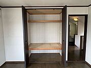 枕棚と中段を備えた、奥行きのある使い勝手の良い収納です。季節の寝具や衣類をすっきりと整理整頓でき、お部屋を広々と使えるため、日々の暮らしがより整います。