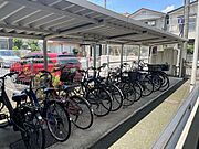 屋根付きの駐輪場が敷地内に設けられており、雨の日も大切な自転車を濡らさず保管できます。雨上がりのお出かけもスムーズに行えるため、日々の家事や通学の負担を軽減できる嬉しい設備が整っています