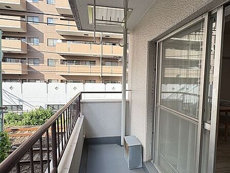 洗濯物がしっかりと乾きそうな、日当たりの良いバルコニーです。奥行きがあり、お布団を干す際もゆとりを持って作業を行えます。爽やかな風を感じながら、日々の家事も心地よくこなせそうな開放的な空間です。