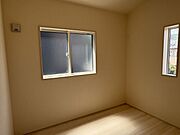 二面採光で明るく、穏やかな光に包まれる洋室です。無駄のないシンプルな空間は、子供部屋や趣味の書斎など、ライフスタイルに合わせて柔軟に使えます。朝の光を感じながら、心地よく一日をスタートできそうです。
