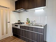 機能的なシステムキッチンは、毎日の家事をサポートする心強い味方です。作業スペースも十分に確保されており、下ごしらえから片付けまでスムーズに。心地よい調理時間を過ごせそうな、機能美あふれる住まい。