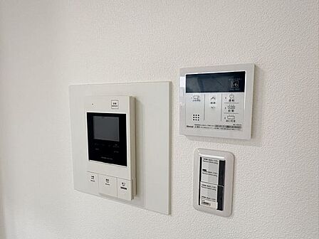 カラーモニター付きインターホンで、来客の顔を事前に確認できます。室内から安心して対応できるため、小さなお子様がいるご家庭にも嬉しい設備。毎日の帰宅時も、セキュリティに守られた安心感が暮らしを支えます。