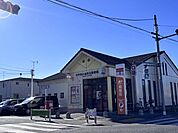 小平花小金井五郵便局近くにスーパーやコンビニなどがそろっており利便性は良好です。駐車場も2台あり買い物帰り等にも利用できます。 1100m