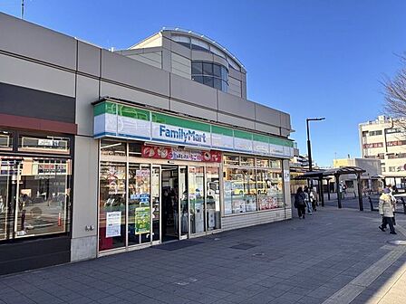 ファミリーマート花小金井駅北口店花小金井駅の隣にあるコンビニです。帰り道や寄り道に便利です。 320m