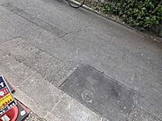 ゆったりとした幅員があり、対向車が来てもスムーズにすれ違える開放的な前面道路です。平坦で見通しが良いため、毎日のお車の出し入れも焦らず快適。心地よい開放感と安心感が広がるきれいな街並みです。