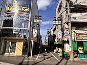 学園1番街商店街一橋学園駅から降りすぐにある商店街です。青果店や八百屋、飲食店などがあり日々の買い物や外食などに便利です。 600m