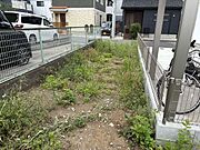 周辺の建物と心地よい距離が保たれたすっきりと開けた平坦な敷地です。隣地との境界には緑やフェンスが配されており、陽当たりも確保しやすい配置。遮るもののない空の下、理想のマイホームを計画できます。