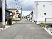 小さなお子様と手を繋いで並んで歩けるゆとりある広さの道路です。視界を遮る障害物がなく、お仕事帰りの夕暮れ時でも明るい気持ちで歩けそう。日々の通勤や通学、お買い物も心地よくスムーズにこなせます。