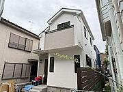 白を基調に淡いベージュを合わせた、やわらかな印象の外観デザインです。すっきりとした切妻屋根が親しみやすさを演出し、帰宅する家族をあたたかく迎えてくれるような、穏やかな空気感が漂っています。