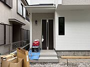 落ち着いたダークブラウンの玄関が、住まいの顔として上品な印象を与えます。段差の少ない設計で、小さなお子様やベビーカーを利用する際も無理なく室内へ入ることができ、日々のスムーズな動線が確保されています。