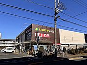 いなげやina小平天神店スーパーが入っており日常的な買い物にはちょうど良く、衣服店もあるので便利性も良好です。 450m
