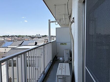 遠くまで見渡せる開放感たっぷりのバルコニーです。視界を遮る高い建物がなく、突き抜けるような青空を身近に感じられます。心地よい風が吹き抜けるこの場所ならお洗濯物もカラッと気持ちよく乾きそうです。