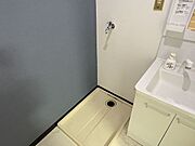 ブルーのアクセントクロスが目を引くお洒落な洗濯機置き場です。洗面台のすぐ横に配置されているため、予洗いした衣類をそのまま洗濯機へ入れるなど、毎日の家事動線がスムーズで使い勝手の良さを実感できます。