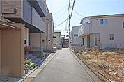 物件の南東側前面道路（北東側から）［2026年3月23日撮影］